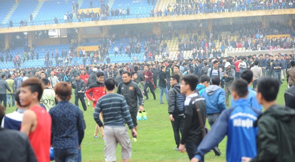 Quang cảnh hỗn loạn trên sân Hàng Đẫy sau trận đấu.