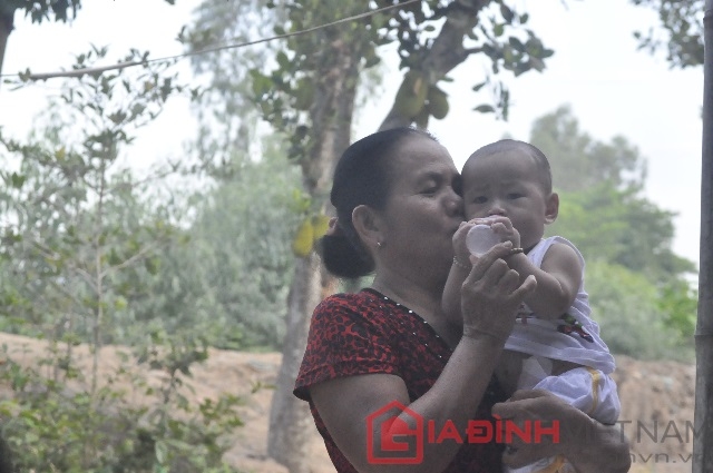 Bà nội luôn quan tâm chăm sóc Quốc Huy cả ngày