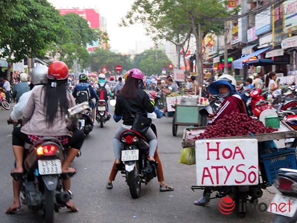 
Lòng đường cũng bị những người bán hàng rong lấn chiếm, gây cản trở giao thông (Ảnh chụp trên đường Ông Ích Khiêm, trước chợ Cồn)
