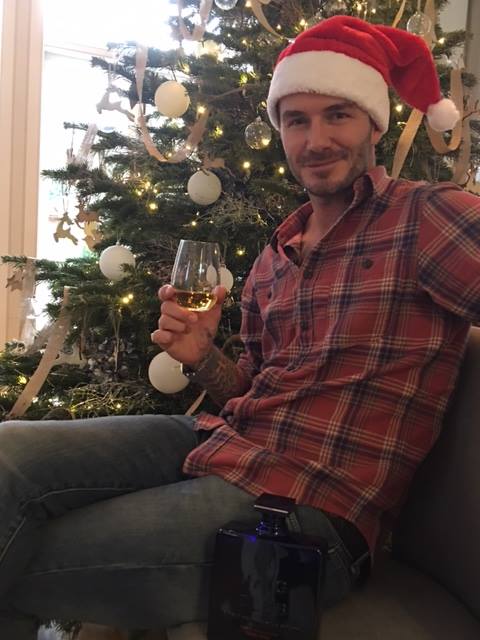 
Becks ăn mặc cực trẻ trung với chiếc mũ Noel trên đầu.
