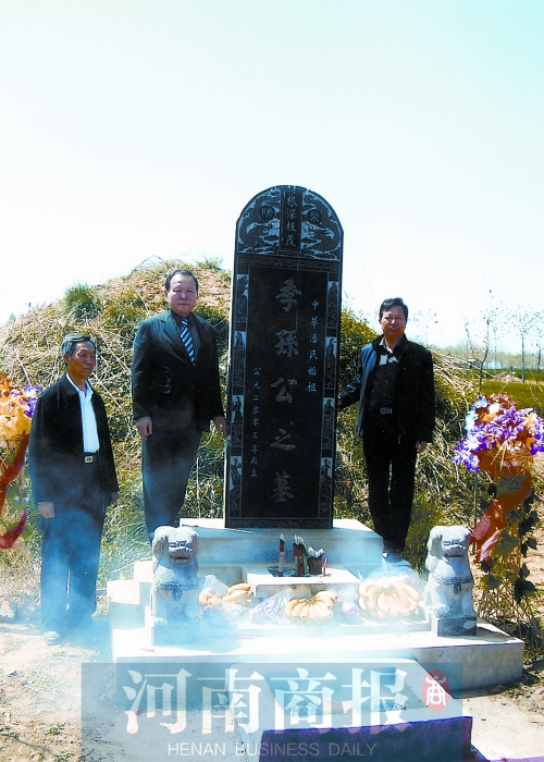 
Ông Phan Cơ Tú (giữa) đại diện gia tộc họ Ban Hàn Quốc tới Huỳnh Dương, Hà Nam, Trung Quốc viếng mộ tổ tiên Quý Tôn Công ngày 18/4/2007. Ảnh: Hà Nam Thương báo.

