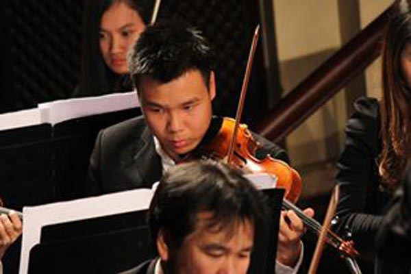 Theo đuổi nghệ thuật từ năm 8 tuổi. Sau này, Long Halo tốt nghiệp Học viện âm nhạc quốc gia Việt Nam chuyên ngành violin sau 15 năm đào tạo chính thống.