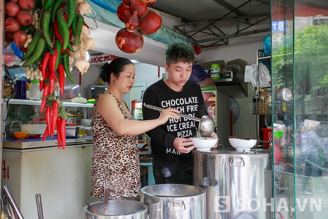 Trong khoảng một năm trở lại đây, Yanbi không còn giữ thói quen dậy muộn như số đông các ca sĩ. Ngược lại, anh dậy rất sớm. Trước khi đi học, nam ca sĩ trẻ còn phụ mẹ bê phở cho khách. Dù không thường xuyên lắm nhưng cũng đủ để mẹ anh hài lòng.