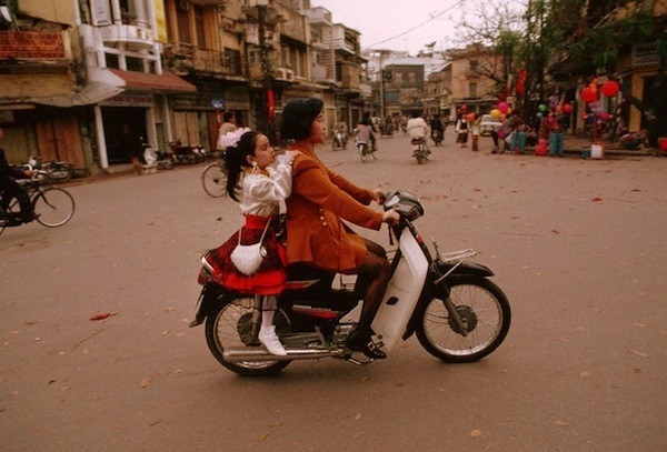 Hình ảnh hai mẹ con chở nhau đi chúc Tết người thân.