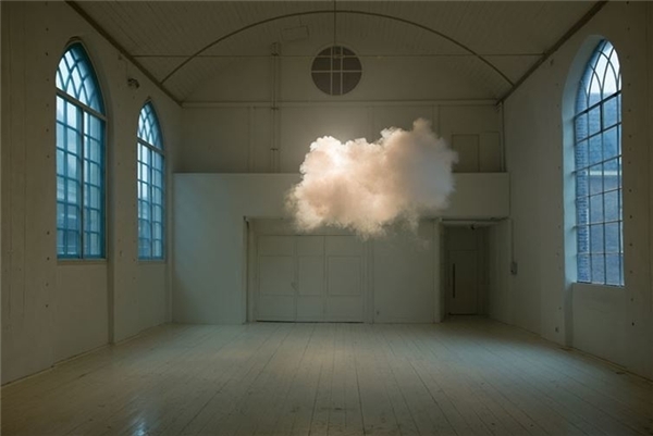 Nghệ sĩ người Hà Lan Berndnaut Smilde sử dụng một máy khói، kết hợp với độ m và ánh sáng mạnh mẽ tạo ra một đám mây lơ lửng trong nhà.