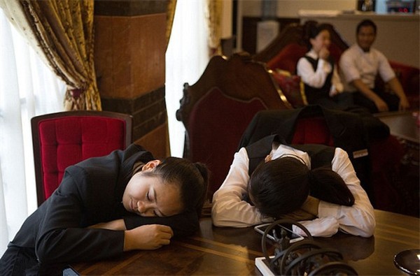 
Nhiều học viên của The International Butler Academy vô cùng mệt mỏi khi phải lên lớp 14 tiếng mỗi ngày.
