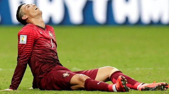 Rất hiếm hoi mới thấy được bức ảnh Ronaldo mặc áo ngắn tay khi thi đấu