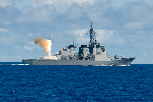 
Tàu khu trục Aegis lớp Kongo phóng tên lửa đánh chặn SM-2. Khả năng kết nối dữ liệu cảm biến giữa các tàu chiến mang lại ưu thế chiến thuật rất lớn cho Nhật Bản.

