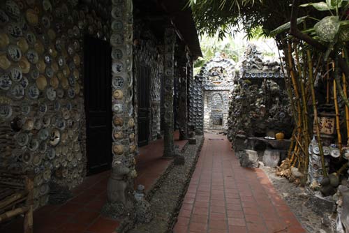 Ngôi nhà được đắp gần 1 vạn cổ vật gốm và 230kg tiền xu - 6