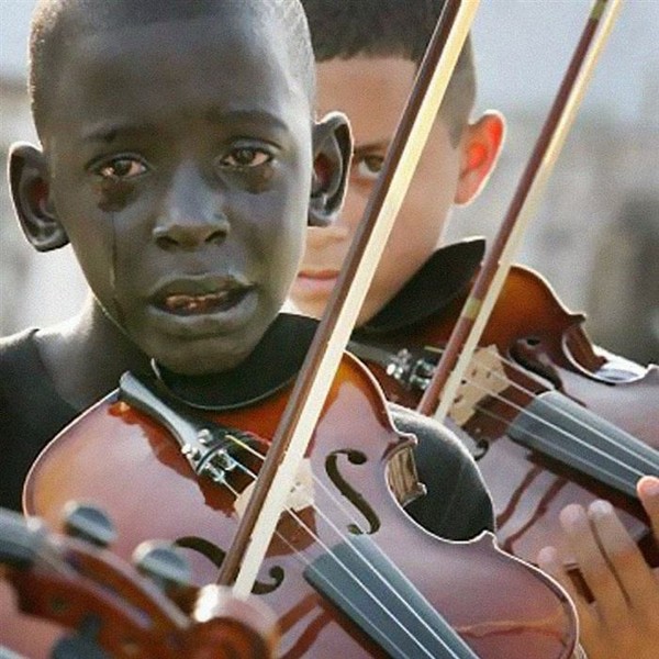 Đôi mắt tiếc thương- Cậu bé 12 tuổi người Brazil Diego Frazao Torquato chơi vĩ cầm trong lễ tang tiễn đưa người thầy của cậu. Được biết chính người thầy quá cố đã giúp em vượt qua khỏi sự tàn khốc của bạo lực và đói nghèo thông qua âm nhạc.