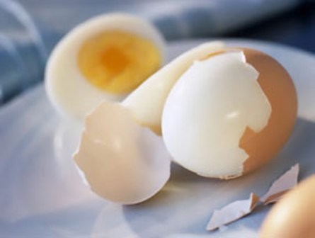 
Nếu chỉ cần ăn hai lòng đỏ trứng mỗi sáng đã vượt xa lượng cholesterol được phép hấp thu, chưa kể các nguồn thực phẩm khác trong bữa ăn hàng ngày.
