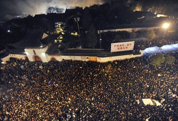 
Hàng ngàn người tập trung trước cửa chùa Quy Nguyên ở Vũ Hán vào ngày mùng 5 Tết Nguyên Đán để chờ xem pháo hoa.

