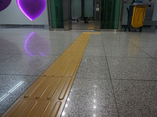 
Những đường kẻ vàng trong ga tàu điện ngầm là để chỉ dẫn hành khách tới các cửa ra, tránh tình trạng khách lạc đường, hoặc khách nước ngoài không biết tiếng có thể tự tìm lối thoát.
