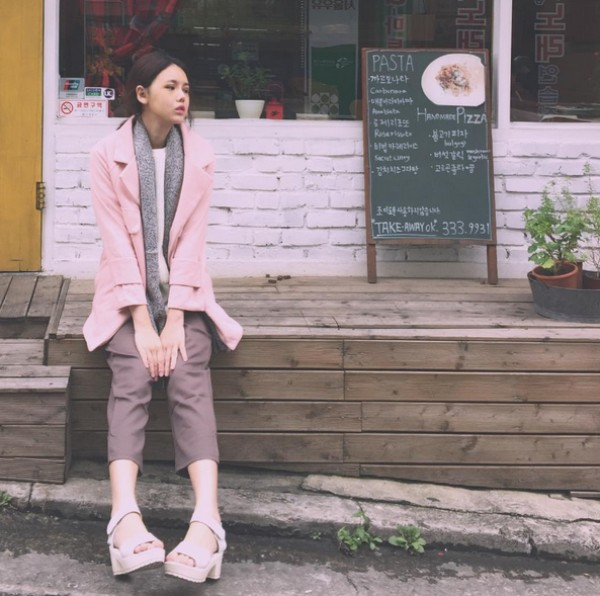 Dù khuôn mặt vẫn còn sưng nhưng bà mẹ này vẫn tự tin pose hình street style thường ngày của mình.