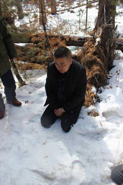 Hình ảnh ông X bị nhóm thanh niên Mông Cổ bắt quỳ được tung lên mạng đã tạo nên làn sóng tranh cãi ở Trung Quốc và Mông Cổ. Ảnh: China.com