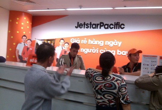 Hành khách đến khiếu nại và đòi lại tiền vé tại quầy đại diện của JetstarPacific