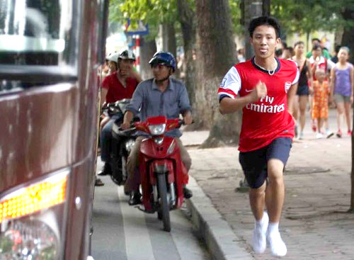 Khoảnh khắc làm nên một “running man”- chạy bộ 5km theo xe Arsenal chiều 16.7.2013