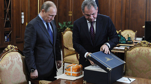 Bộ trưởng Sergei Shoigu trình hộp đen chiếc Su-24 lên Tổng thống Vladimir Putin. Ảnh: Sputnik
