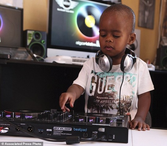 DJ 2 tuổi thu hút hàng ngàn người hâm mộ