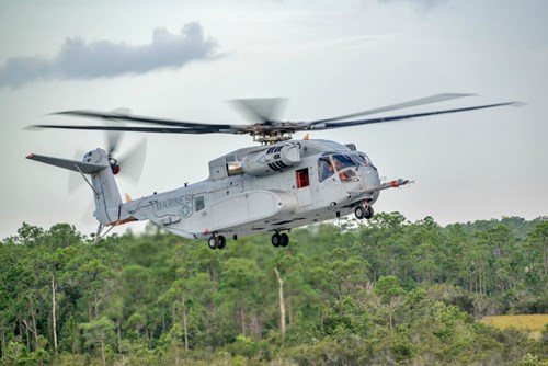 
Hình ảnh trên là phiên bản mới nhất của dòng “Siêu mã” CH-53 Super Stallion với số hiệu CH-53K Sea Stallion, vừa được hãng Sikorsky Aircraft đưa ra thử nghiệm hôm 27/10.
