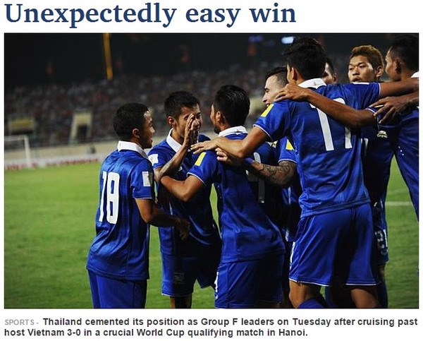 
Trên trang chủ, tờ Bangkok Post miêu tả trận đấu của Thái Lan bằng dòng tít: Chiến thắng dễ dàng đến bất ngờ.

Tờ báo này phân tích chính bàn thắng từ cú nã đại bác của Thawikan ở phút 30 đóng vai trò bước ngoặt của trận đấu.

Những chú voi chiến chờ đợi một trận đấu khó khăn tại thủ đô của Việt Nam, nhưng cú sút xa thành bàn của Thawikan đã giúp Thái Lan giành quyền kiểm soát.
