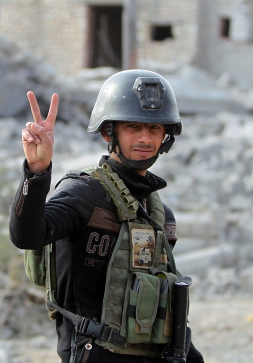 Một binh sỹ của cơ quan chống khủng bố tinh nhuệ của Iraq giơ tay hình chữ V, biểu tượng của chiến thắng, tại Ramadi. Hôm 27/12, IS đã bỏ chạy khỏi hang ổ cuối cùng của chúng tại đây, mang lại chiến thắng vang dội nhất cho lực lượng chính phủ kể từ khi IS chiếm 1/3 lãnh thổ nước này hồi năm 2014.