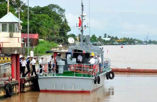 
Cơ động lên tàu, thực hiện các thao tác cho tàu rời bến.
