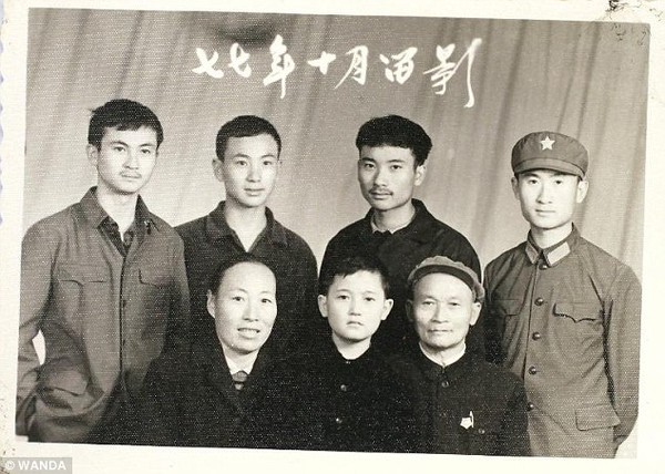Ông Wang (ngoài cùng bên phải) cùng bố mẹ và 4 em trai.