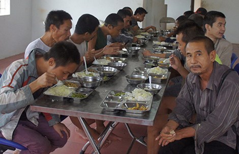 
Bữa ăn trưa 7-11 của người bị bệnh tâm thần tại Trung tâm BTXH tỉnh Nghệ An đầy đủ hơn trước đây. Ảnh: ĐẮC LAM
