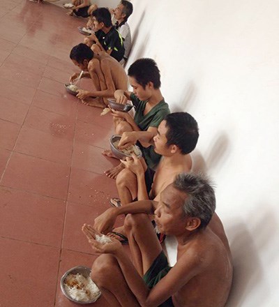 
Hình ảnh chị Đàm Lan Anh đưa lên Facebook cá nhân phản ánh bệnh nhân tâm thần ở Trung tâm Bảo trợ xã hội tỉnh Nghệ An ăn cơm chỉ có vài ba miếng thịt heo và phải ăn bốc.
