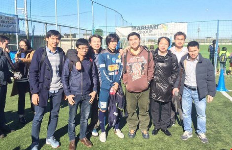 Công Phượng và Tuấn Anh được người hâm mộ Nhật săn đón dù khoác áo J-League 2. Ảnh: CTV