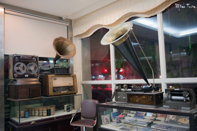 Bộ sưu tập máy hát cổ trong phòng làm việc của nhạc sĩ An Thuyên mà ông dày công sưu tầm từ nhiều năm.