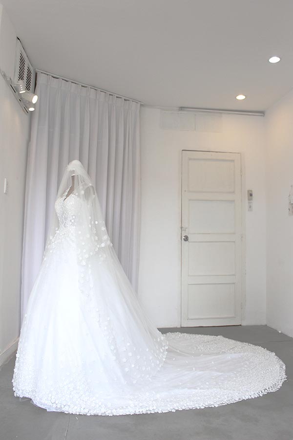 Váy cưới của Tâm Tít được thực hiện trong 100 giờ đồng hồ.