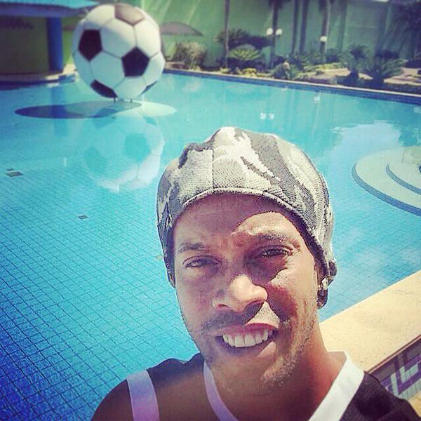 Ronaldinho chia sẻ một bức ảnh khác nữa kèm lời chúc mừng năm mới tới gia đình, bạn bè và NHM