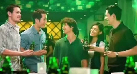 Siêu mẫu Bình Minh (phải) trong clip quảng cáo bia với Công Phượng