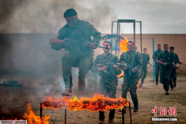 Súng AK trên tay những chiến binh người Kurd.