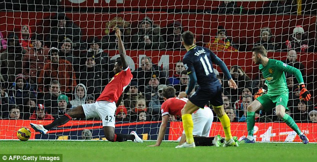 Tyler Blackett (trái)