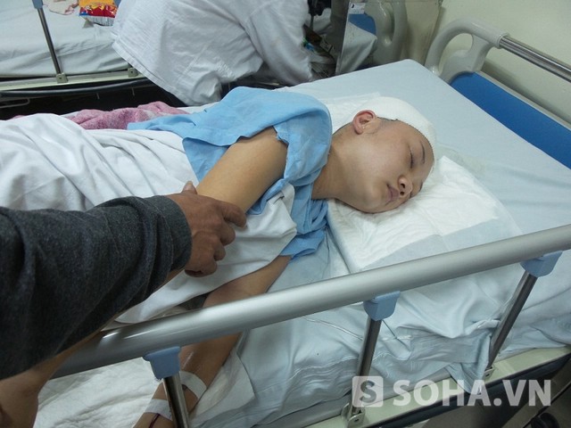 Chị Trang cùng con gái được chuyển đến bệnh viện trong trạng thái mất nhiều máu...