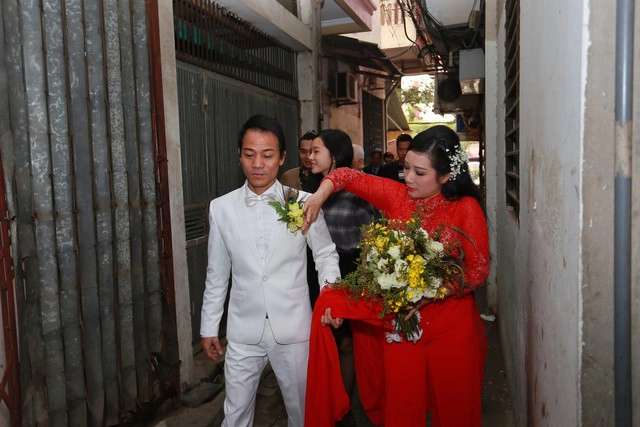 Trong suốt lễ rước dâu, Chế Phong và Thanh Thanh Hiền luôn dành cho nhau những cử chỉ chăm sóc rất tình cảm.