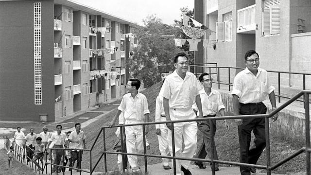 Ông Lý đi thị sát các khu nhà chung cư ở Singapore năm 1959. Nhà ở, cùng với giáo dục và công ăn việc làm là các vấn đề xã hội tồn tại ở Singapore sau khi độc lập khỏi Anh.