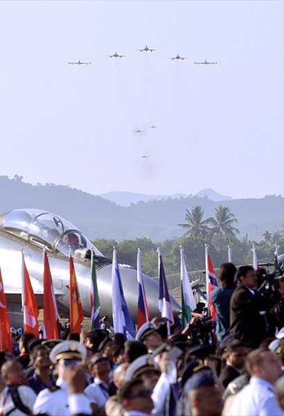 Màn trình diễn trên không của Không quân Hoàng gia Malaysia (RMAF) trong ngày khai mạc.