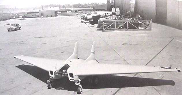 Năm 1942, John K. Northrop hình thành ra mẫu máy bay tiêm kích cánh thân liền khối trang bị động cơ tên lửa vận tốc cao XP-79.
