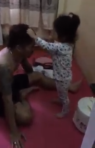 Ông bố dạy con cách đánh trả bạn bằng cách túm tóc giật mặt. (Ảnh clip từ clip)