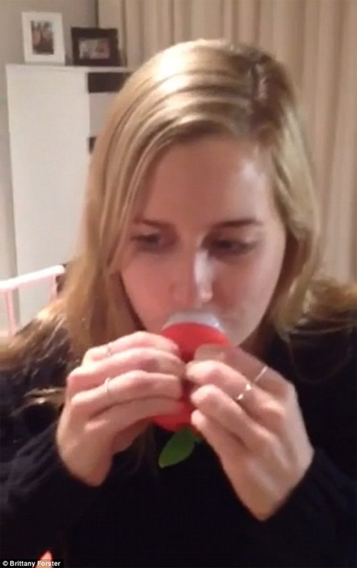 Brittany Forster thử dụng cụ bơm môi