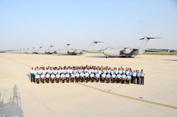 Không quân Ấn Độ đặt mua 10 chiếc C-17 vào năm 2011, chiếc đầu tiên chính thức được bàn giao vào tháng 6-2013, mỗi năm sau công ty Boeing của Mỹ lại bàn giao cho nước này 5 chiếc, đến nay, 10 chiếc siêu vận tải cơ đã được biên chế cho lực lượng không quân nước này.