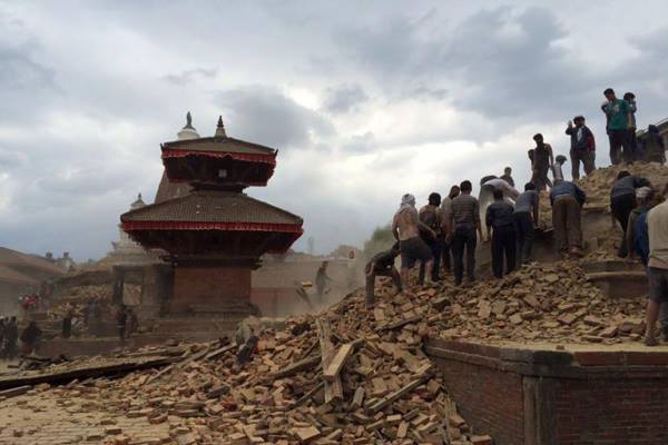 Nhà thiết kế Lek Chi chia sẻ 2 bức ảnh khung cảnh ở Nepal trước và sau động đất. Chị viết: Patan chiều hôm qua và Patan trưa nay sau trận động đất kinh hoàng. Ở gần tâm chấn cảm giác kinh hãi tột cùng. 