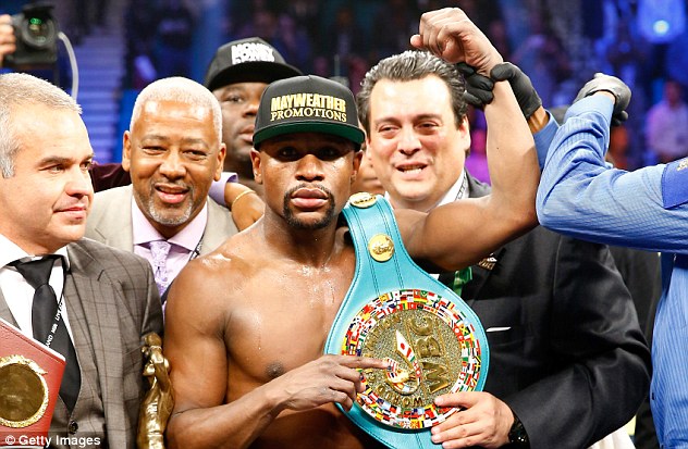 Mayweather cũng đã khoe chiếc đai WBC đắt giá ngay khi giành chiến thắng trước Pacquiao