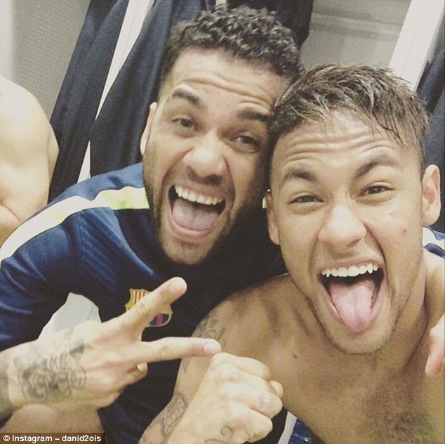 Alves và Neymar ăn mừng trong phòng thay đồ
