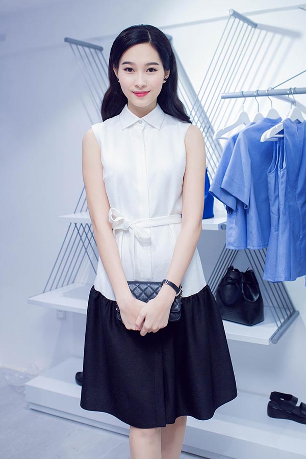 Ngoài tạo ấn tượng bởi ngoại hình xinh đẹp, Hoa hậu Việt Nam 2012 còn gây chú ý khi mặc bộ trang phục váy đen, áo sơ mi trắng như nữ sinh cấp 3.