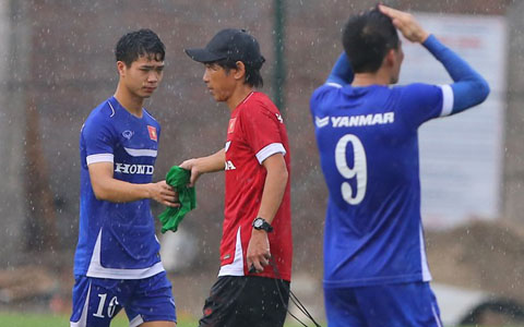 Trên đất Thái, HLV Miura vẫn phải căng sức lo cho cả ĐTQG lẫn U23 Việt Nam